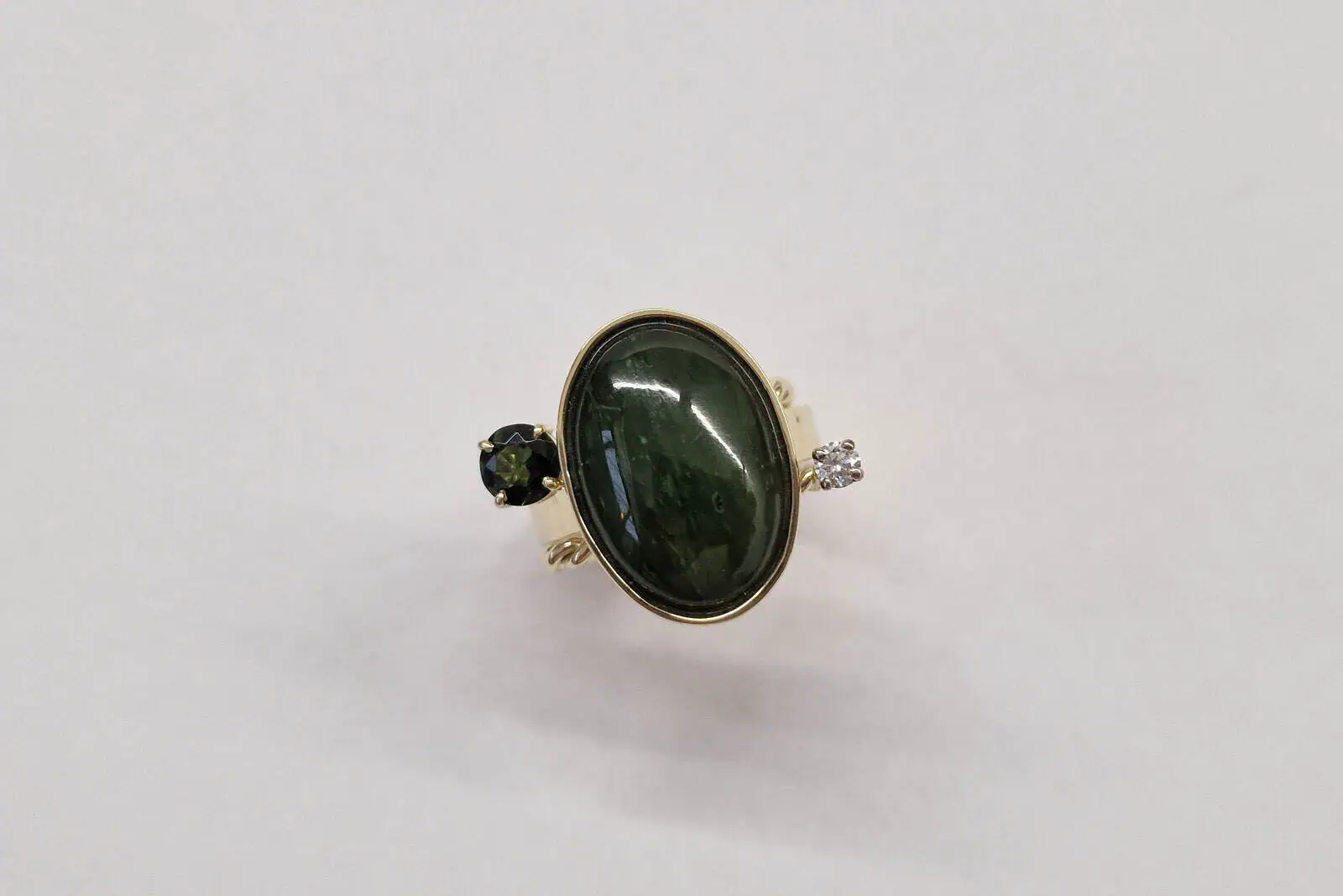 Handgesmede gouden ring met diamant, toermalijn en jade