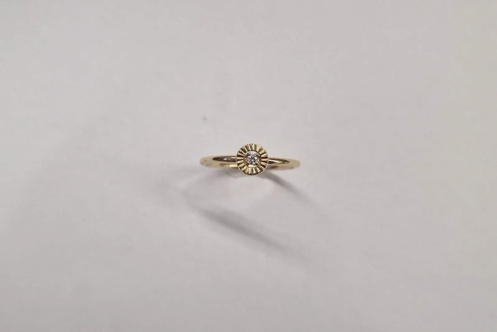 Handgesmede gouden ring met diamant