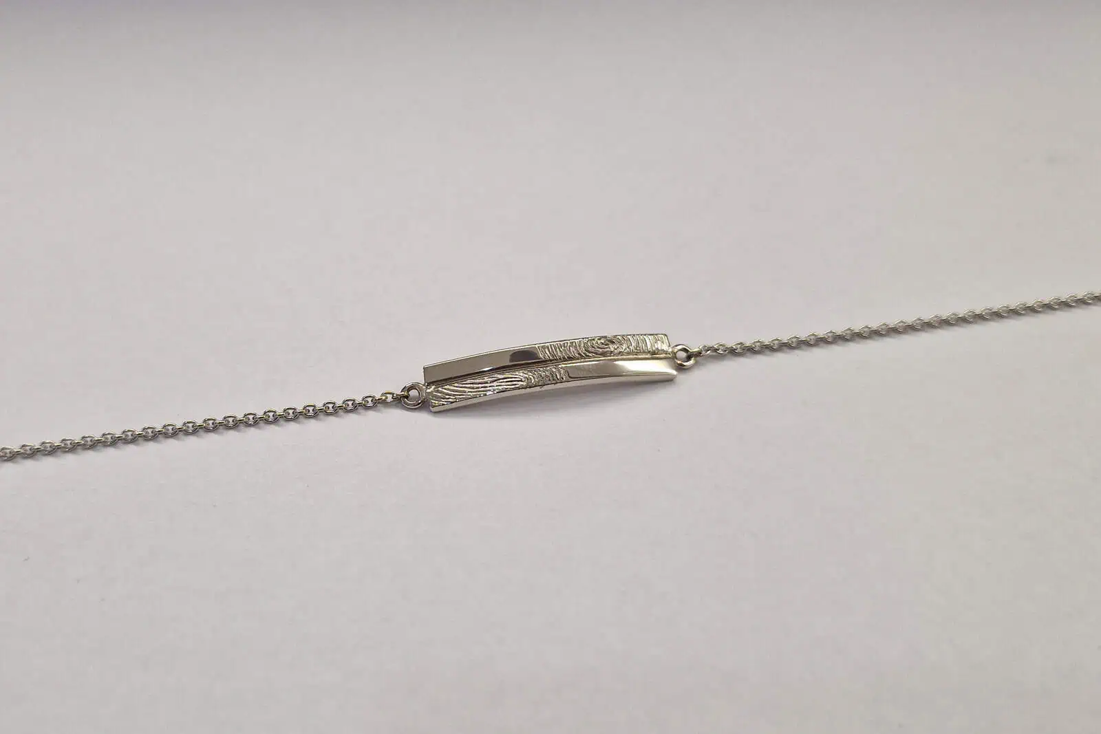 Handgesmede witgouden armband met vingerafdruk