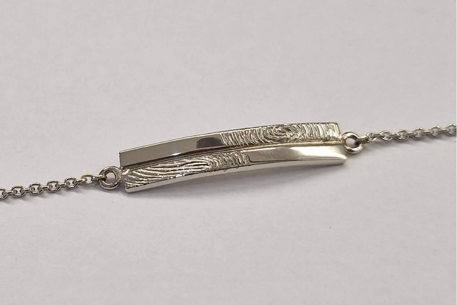Handgesmede witgouden armbandje met vingerafdruk