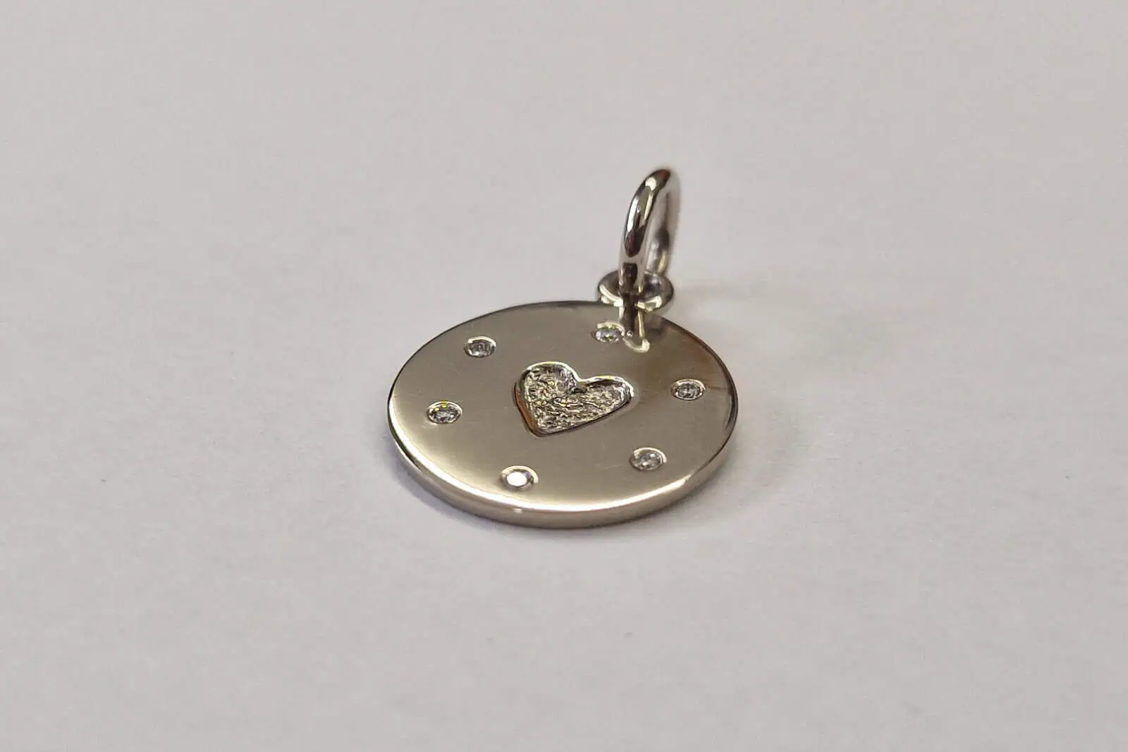 Handgesmede witgouden hanger met diamant en gravure hart