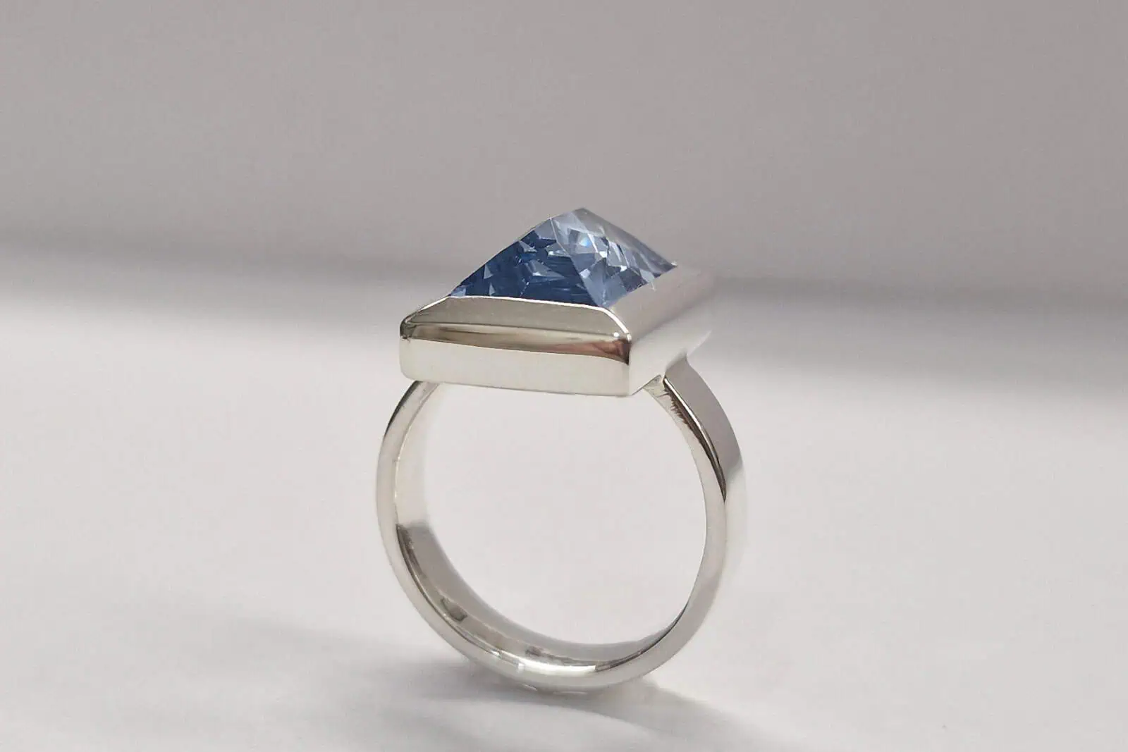 Handgesmede zilveren ring met aquamarijn