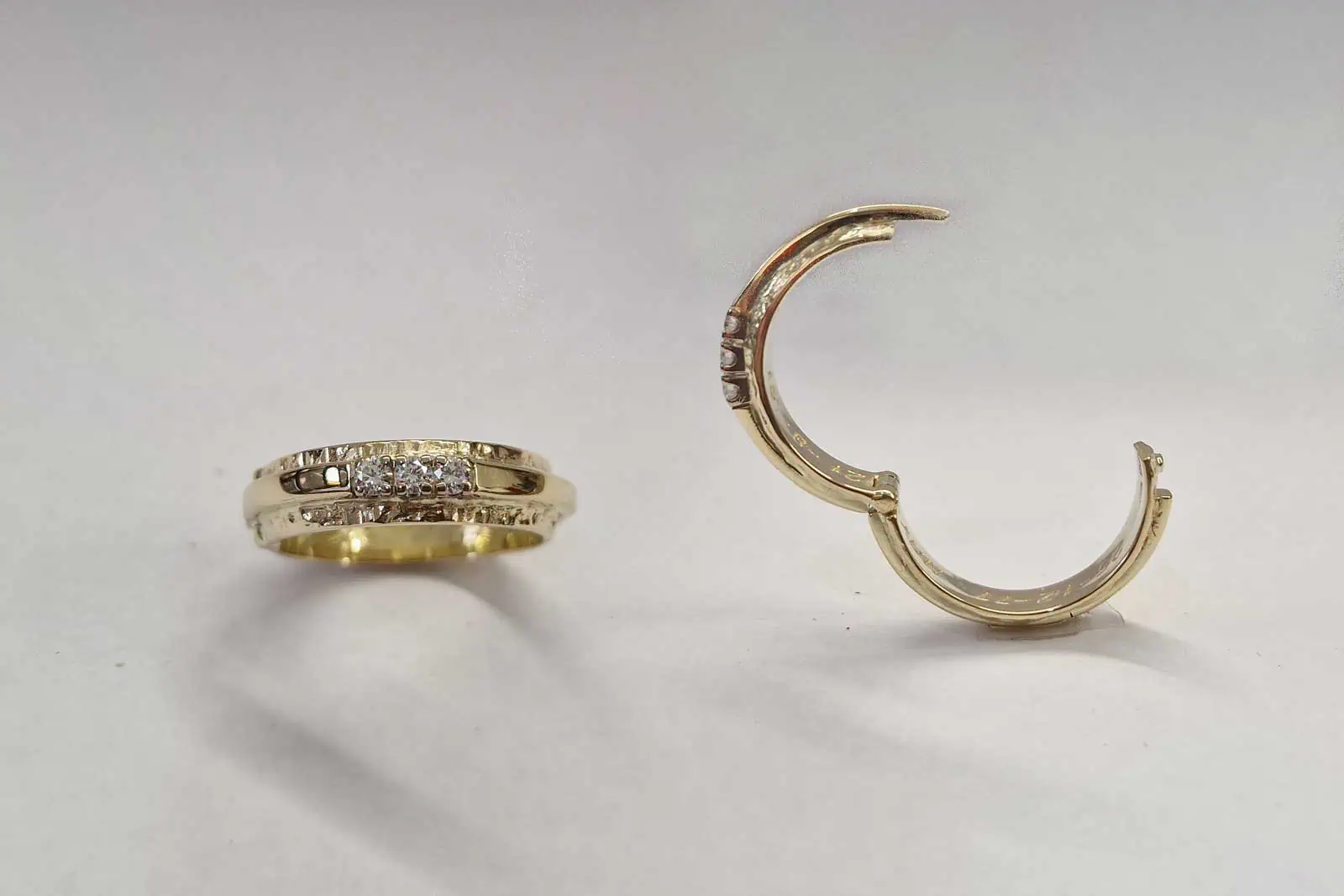 Handgesmede geelgouden ring met diamant vermaakt tot scharnierring